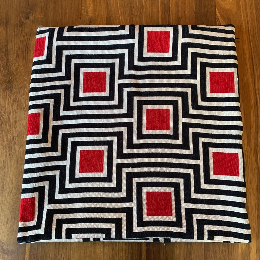 Set of 2 Black & Red geometric cushion covers. - Picture 4 of 6